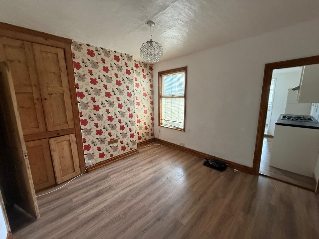 Lot: 97 - MID-TERRACE HOUSE FOR IMPROVEMENT - Dining room
